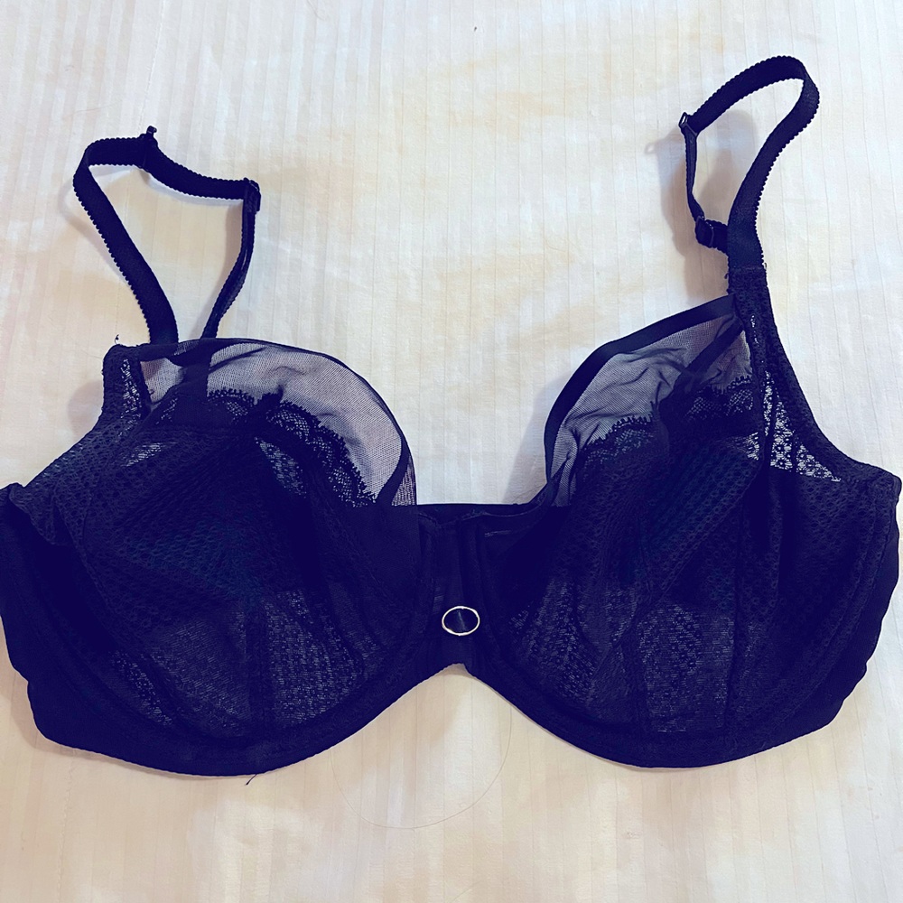 Chantelle Lace Plunge bra in 32DDD. Black, never worn.